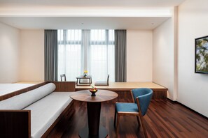 Signature Room, 1 King Bed, Non Smoking, City View | Down duvets, free minibar, desk, laptop workspace - SSAW Boutique Hotel Foshan Qiandeng Lake (Foshan)