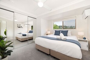 5 bedrooms, desk, iron/ironing board, travel crib