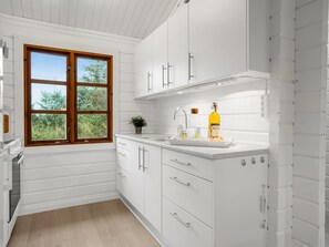Refrigerador, microondas, lavavajillas y utensilios de cocina