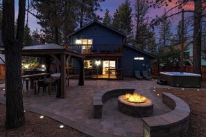 Terrace/patio - Shoney Bear Cabin By Destination Big Bear: Pet Friendly! Hot Tub! Located Near Marinas & Lake! Air Hockey! Beautiful Outdoor Patio w/ Gazebo + Built In Gas BBQ and Grill! (Big Bear Lake)