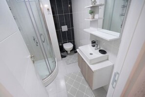 Towels, soap, toilet paper - 1 Bedroom Apartment 52 m2/Parking/Wi-Fi - SH17 (İstanbul)