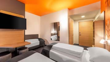 Triple Room | Desk, WiFi (free), bed sheets