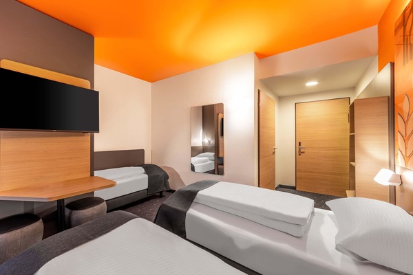 Triple Room | Desk, WiFi (free), bed sheets