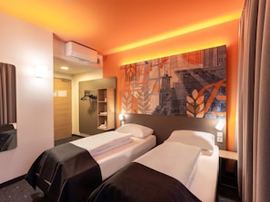 Quarto triplo | 1 quarto, escrivaninha, Wi-Fi de cortesia, roupa de cama