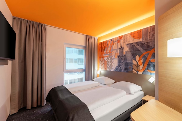 Double Room | Desk, WiFi (free), bed sheets