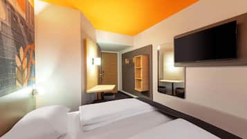 Een bureau, gratis wifi, beddengoed