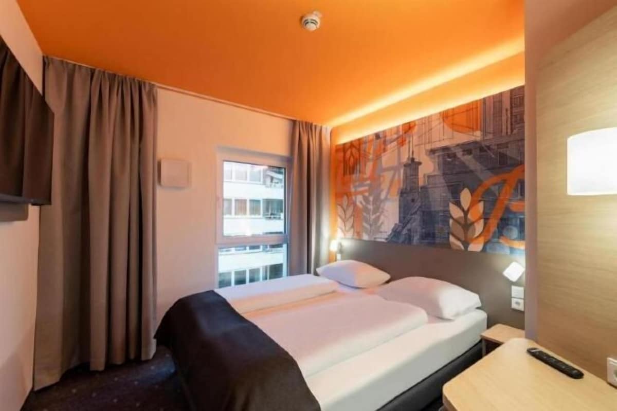 Desk, WiFi (free), bed sheets