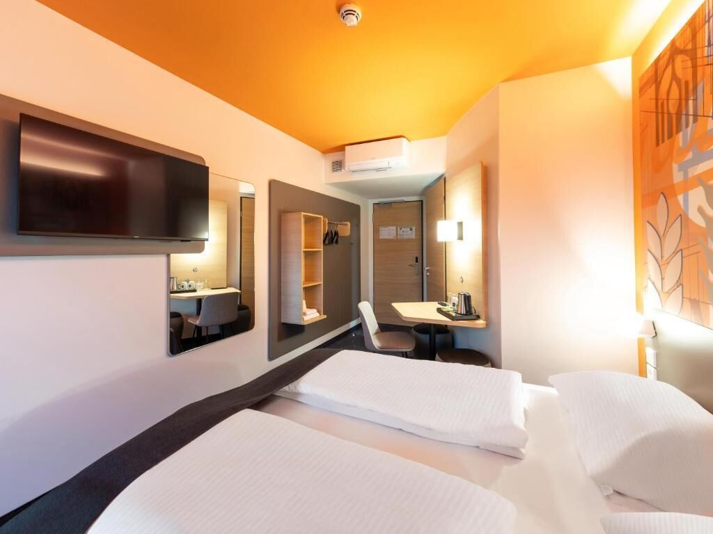 Escritorio, wifi gratis y ropa de cama 