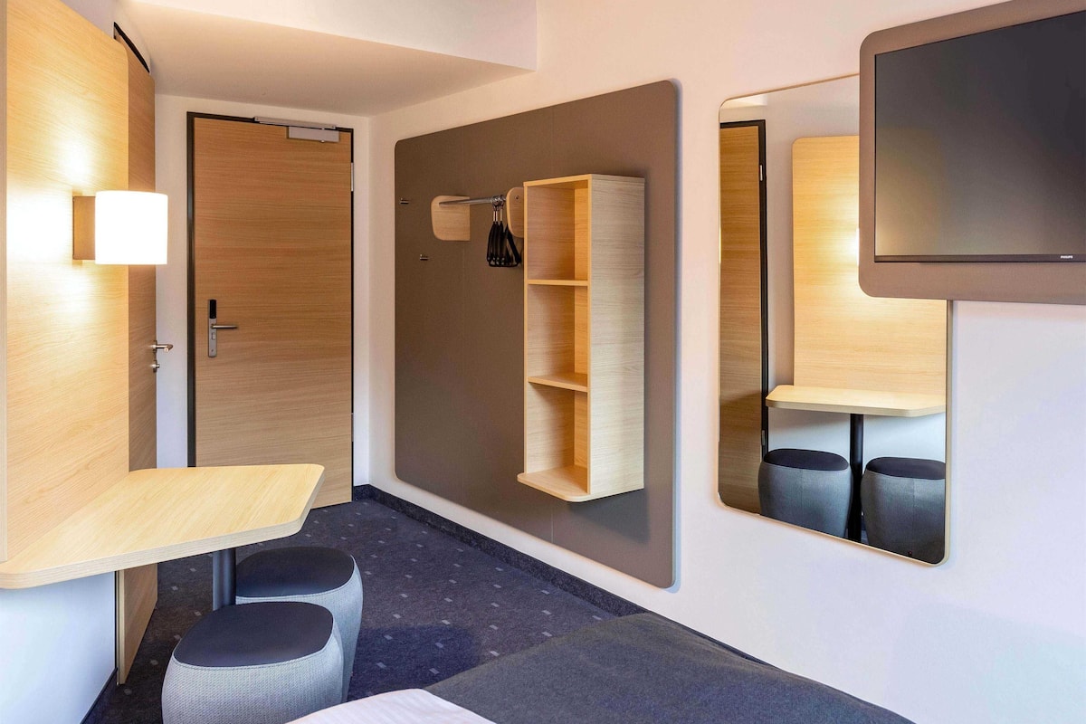 1 habitación, escritorio, wifi gratis y ropa de cama