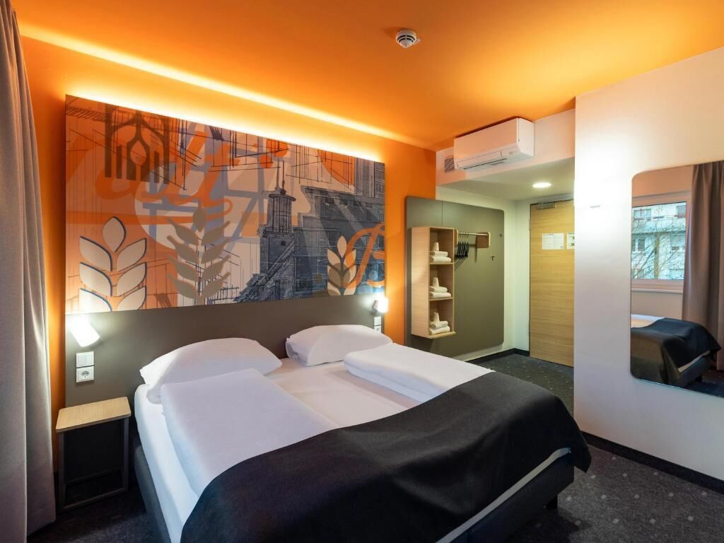 Escritorio, wifi gratis y ropa de cama 