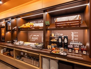 Petit déjeuner buffet (13.9 EUR par personne)