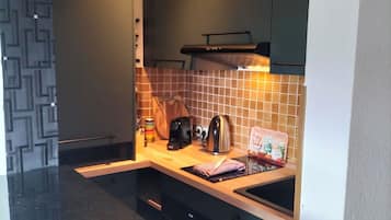 Frigorífico, microondas, placa de cocina y lavavajillas