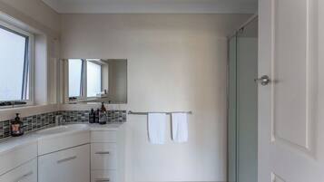 Regadera, secadora de cabello, toallas