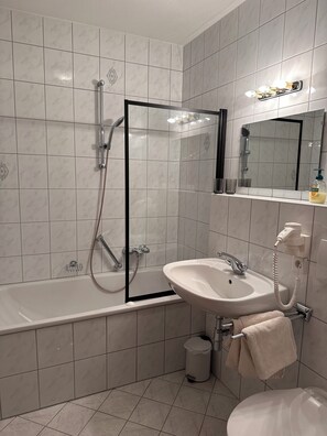 Douche, sèche-cheveux, serviettes fournies, savon