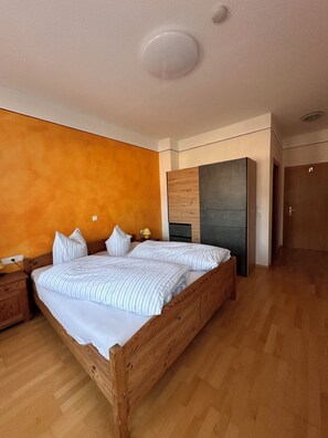 4 bedrooms, WiFi, bed sheets