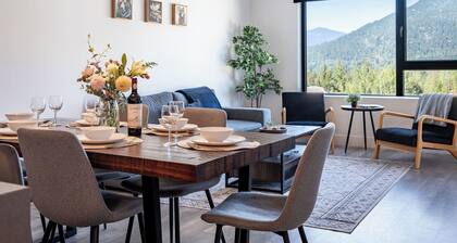 Modern 2 Bedroom Condo with Workspace