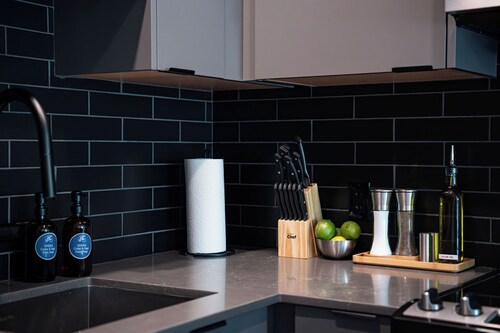 Modern 2 Bedroom Condo with Workspace