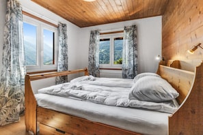 4 bedrooms, iron/ironing board, free WiFi, bed sheets