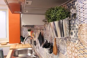 KylskÄp, mikrovÄgsugn, spishÀll och diskmaskin