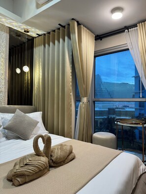 1 bedroom, iron/ironing board, free WiFi, bed sheets - Stylish 1BR Near Airport Facing the Bay - 9d (Parañaque)