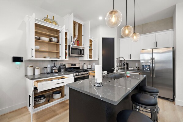 Fridge, microwave, oven, stovetop - Near DT & Med Center Townhouse | WiFi Games Pets (Houston)