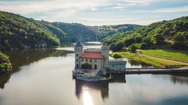 A castle on a lake surrounded by lush greenery. - Unusual nights on a 12m boat in the heart of nature (Loire gorges)  (Bully)