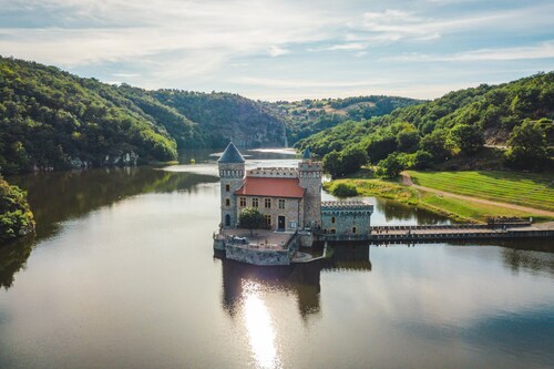 Unusual nights on a 12m boat in the heart of nature (Loire gorges) 