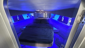 2 bedrooms, WiFi, bed sheets - Unusual nights on a 12m boat in the heart of nature (Loire gorges)  (Bully)