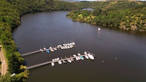 A marina with boats docked, surrounded by lush greenery and hills. - Unusual nights on a 12m boat in the heart of nature (Loire gorges)  (Bully)