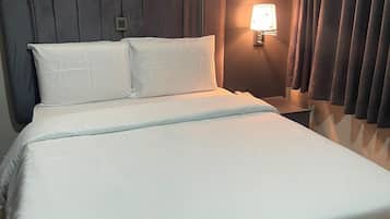 Escritorio, espacio para trabajar con laptop y wifi gratis