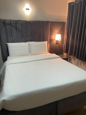 Deluxe Room | Desk, laptop workspace, free WiFi - Capital Roost Abuja (Abuja)