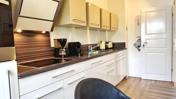 Fridge, oven, stovetop, dishwasher