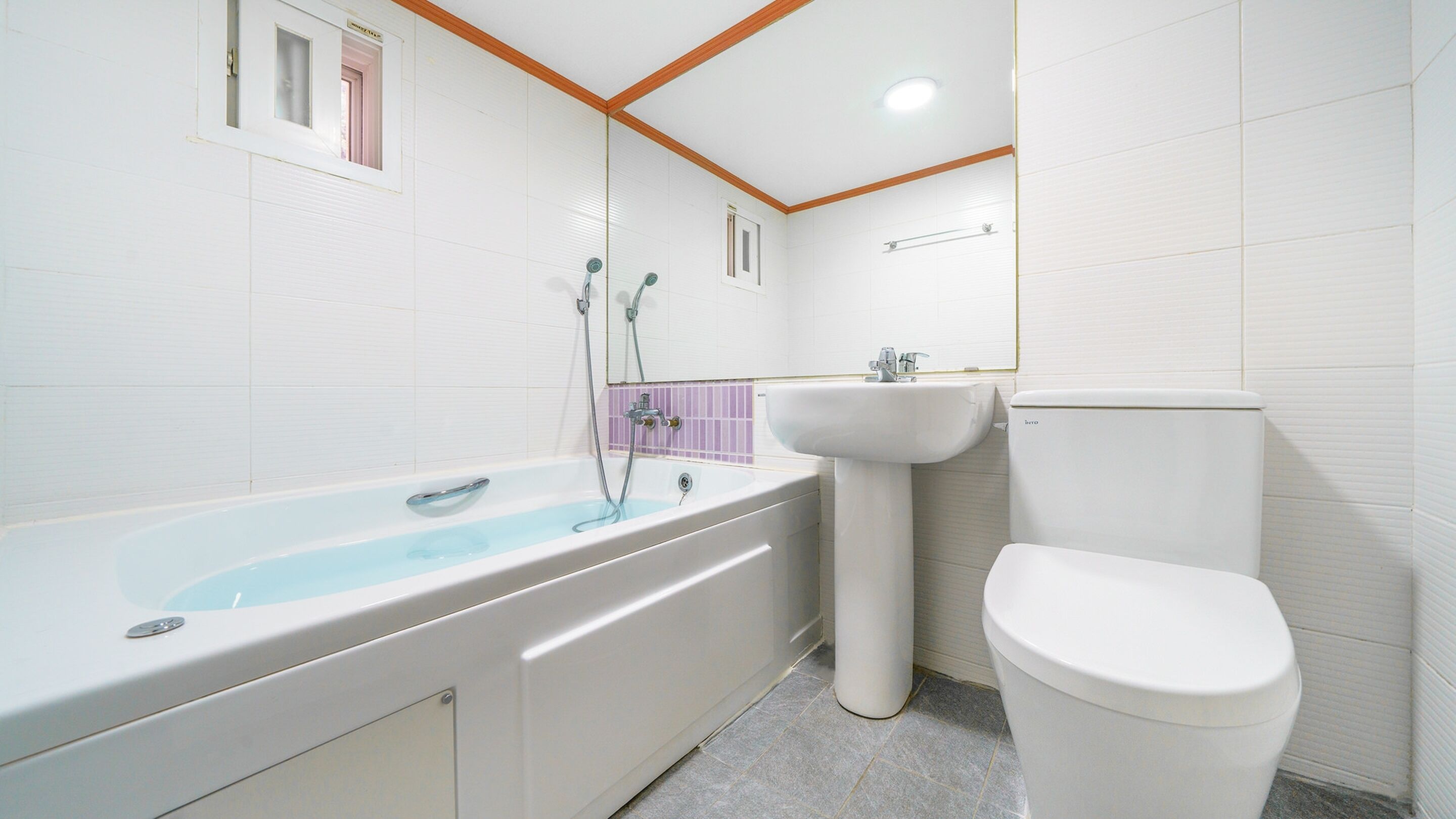 Ein Badezimmer mit einer Badewanne, einem Waschbecken und einer Toilette.