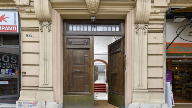 A building entrance with ornate columns and a double door. - Domus Augustea - Nerone (Rome)