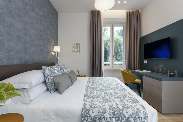 Una habitación de hotel moderna con cama, escritorio y televisión.