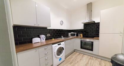 Contemporary 1 Bed Apartment in Blackburn Centre