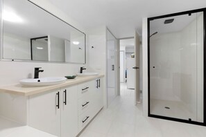 Shower, hair dryer, towels, soap - The Heart Stay at Airlie Beach - the heart of the Great Barrier Reef. (Jubilee Pocket)