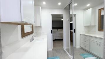 4 عدّة غرف نوم ومكواة/لوح كي وواي فاي وملاءات أسرّة