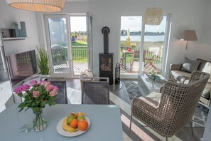 TV, fireplace, books, stereo - Silbermöwe - Rooftop Terrace with Panoramic Views, First Row Waterfront, Firepla (Olpenitz)