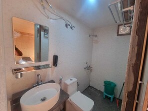 Comfort-Ferienhaus, eigenes Bad, Bergblick | Badezimmer