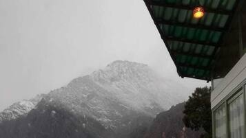 Comfort cottage, privébadkamer, uitzicht op bergen | Uitzicht vanaf balkon