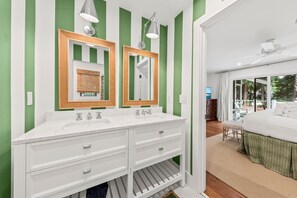 4 slaapkamers, een strijkplank/strijkijzer, gratis wifi, beddengoed