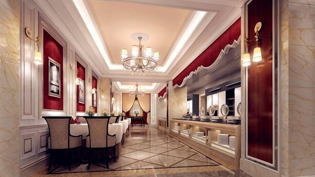 Un'hall d'albergo con una lunga reception, un lampadario e una sala da pranzo con tavoli e sedie.