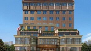 Un hotel a più piani con un ingresso ben visibile, ampie finestre e una facciata in mattoni.