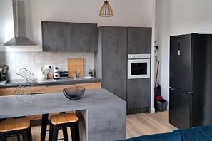 Kühlschrank, Mikrowelle, Ofen, Herdplatte