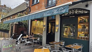 Een visrestaurant genaamd 'The Sea, The Sea' met terras en een bord waarop verse vis dagelijks aangeboden wordt.