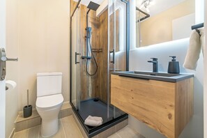 Haartrockner, Handtücher, Toilettenpapier