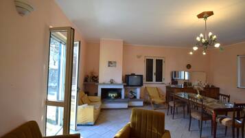 Kondominium, balkon | Area keluarga | Televisi 32-inci dengan saluran TV kabel