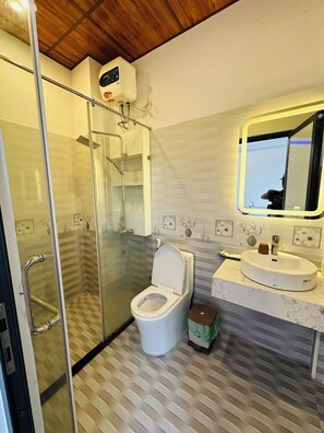 Habitación Deluxe doble, balcón, vistas a la ciudad | Baño | Ducha y bañera combinadas, secador de pelo, toallas y champú