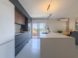 Fridge, microwave, oven, stovetop - Parque Marbella 1-6C. Magnificent 4 bedroom apartment South facing (Marbella)